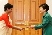 La presidenta Park Geun-hye recibe las cartas credenciales de seis nuevos embajadores