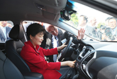 La presidenta Park, de visita en el centro de investigación de Air Liquide en Grenoble