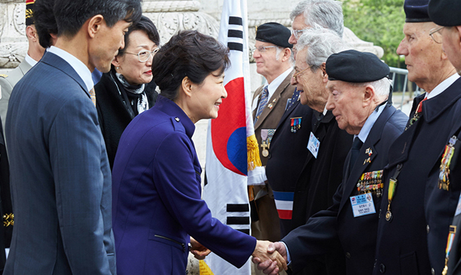 La presidenta Park Geun-hye deposita una ofrenda floral en la Tumba del Soldado Desconocido, París