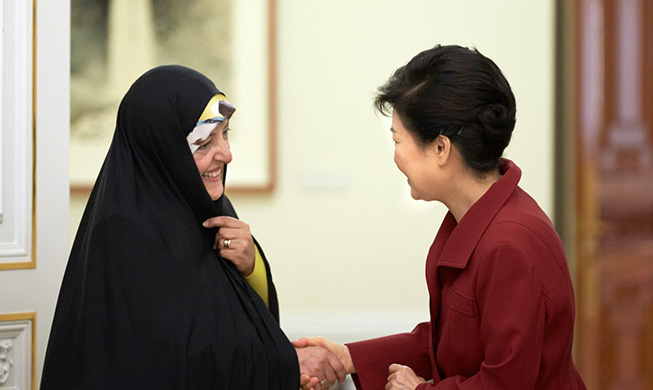 Se espera obtener resultados tangibles de la cooperación entre Corea e Irán, afirmó la presidenta Park 