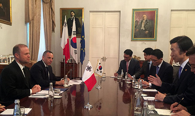 El ministro de Asuntos Exteriores surcoreano, de visita en Malta