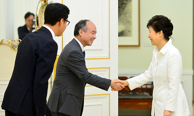 La presidenta Park Geun-hye y el director del SoftBank conversan sobre cooperación en el futuro