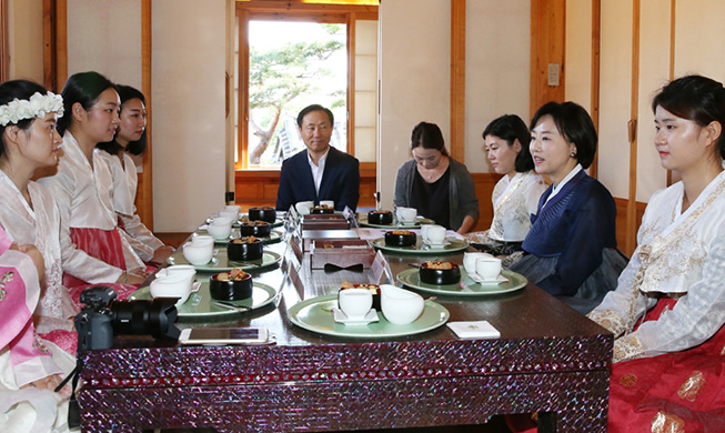 “Espero que ustedes puedan contribuir a estrechar aún más los lazos de amistad que unen a Corea y a China”, hizo votos l