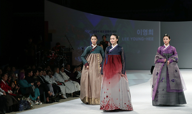 El palacio de Gyeongbok, escenario de la moda en hanbok