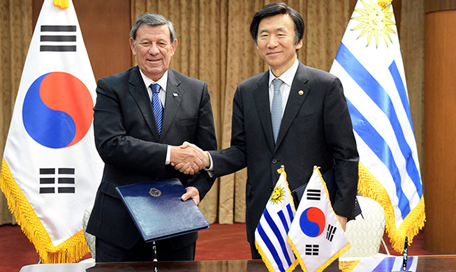 Corea del Sur y Uruguay dialogan sobre desnuclearización y cooperación