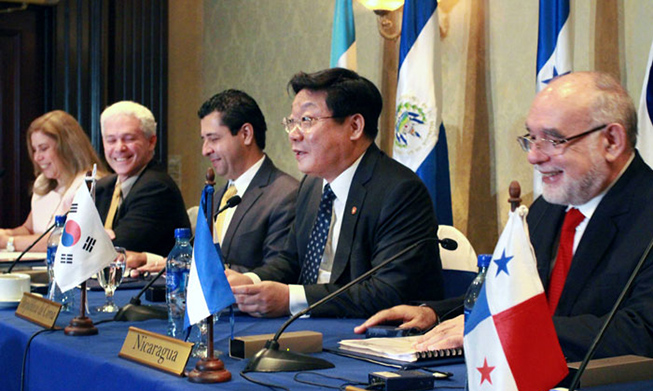 Corea del Sur y seis países centroamericanos firman TLC