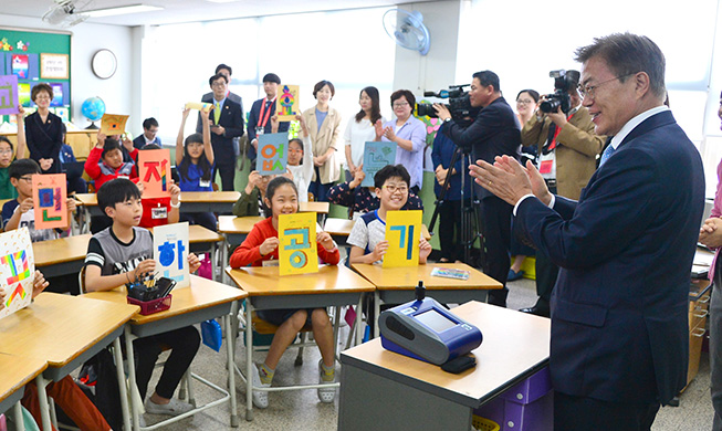 El presidente Moon Jae-in se lanza para resolver el problema de los polvos finos