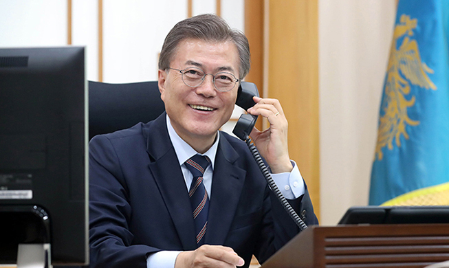 El presidente Moon mantiene una conversación telefónica con el presidente de Francia