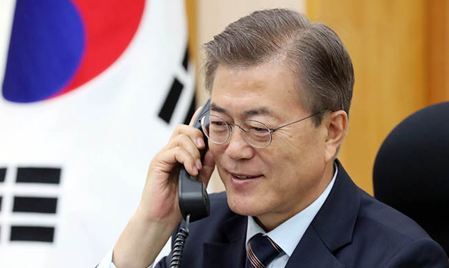 El presidente Moon mantiene una conversación telefónica con el primer ministro de Japón 