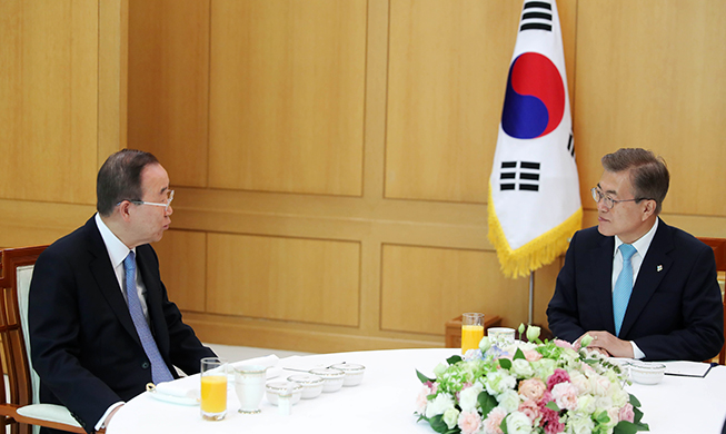 El presidente Moon Jae-in recibe al exsecretario general de las Naciones Unidas 