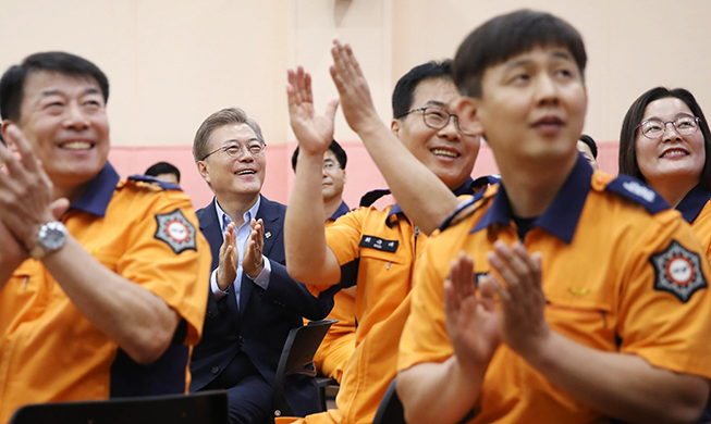 El presidente Moon promete el bienestar de los bomberos