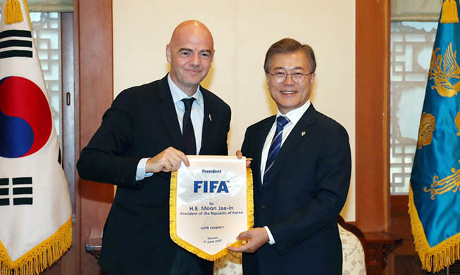 El presidente Moon se reúne con el presidente Infantino de la FIFA