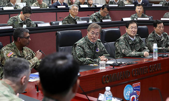 El presidente Moon visita la base militar de la alianza Seúl-Washington en Yongsan