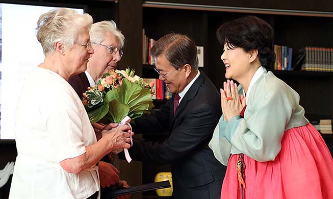 El presidente Moon se reúne con el personal médico alemán