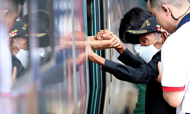 Un veterano de la Guerra de Corea aborda el KTX rumbo a Busan