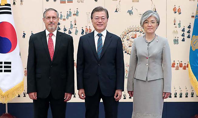 El presidente Moon recibe las credenciales de los nuevos embajadores de cinco países 