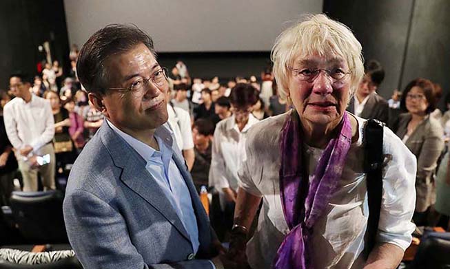 El presidente Moon ve la película “A Taxi Driver”, basada en el Movimiento Democrático de Gwangju 