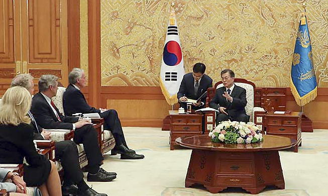 El presidente Moon recibe a los representantes de EEUU, Asia Oriental y el Pacífico