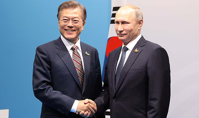 El presidente Moon visita Rusia para asistir al Foro Económico Oriental