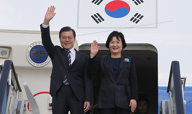 El presidente Moon y la primera dama Kim llegan a Rusia 