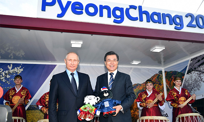 Los presidentes de Corea del Sur y Rusia visitan la sala de promoción de las Olimpiadas de PyeongChang 