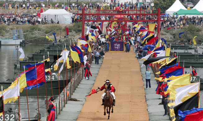 Se reproduce el desfile del rey Jeongjo a la tumba de su padre tras 222 años