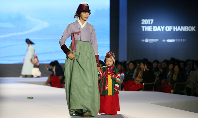 El Día de Hanbok es brillado con su desfile bajo la luz de la luna