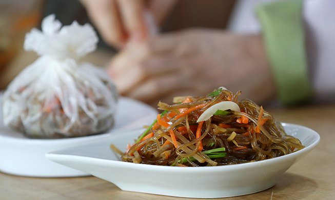 [Recetas coreanas para PyeongChang 2018] Japchae (Fideos de batata salteados con verduras y carne) Simple