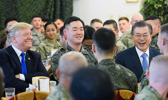 Los presidentes de Corea y EEUU visitan el Campo Hymphreys 