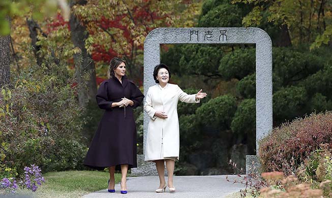 Las primeras damas de Corea y EEUU llevan una conversación agradable 