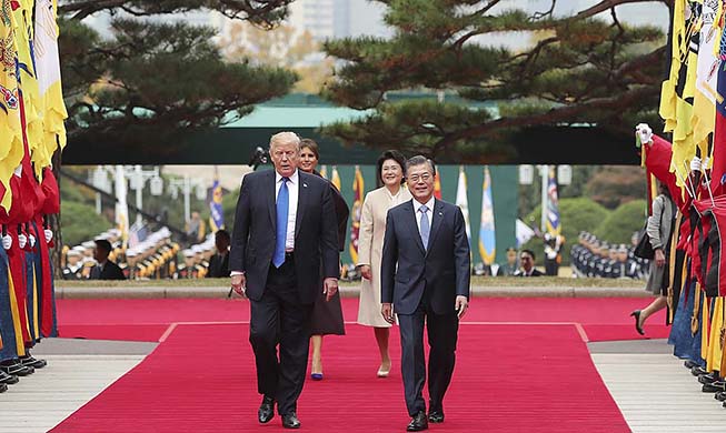 Trump realiza la visita oficial como presidente estadounidense en 25 años