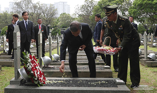 El presidente Moon visita el Cementerio de Héroes de Kalibata