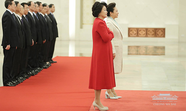 La primera dama Kim fortalece los lazos de amistad con su homóloga china