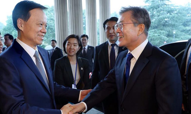 El presidente Moon se reúne con el gobernador de Chongqing