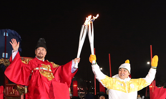 El relevo de la antorcha de la Plaza Gwanghwamun muestra 600 años de historia