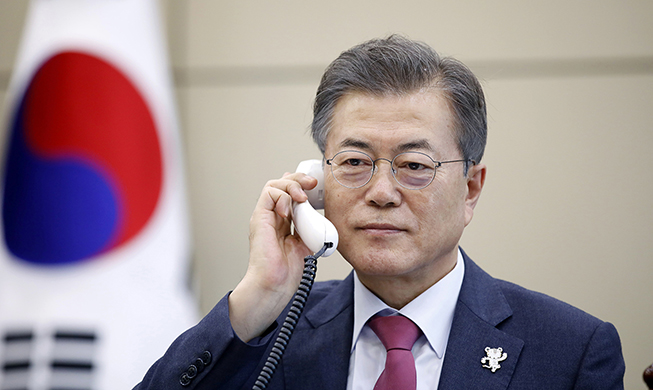 El presidente Moon sostiene una conversación telefónica con su homólogo uzbeko