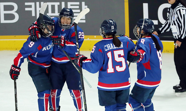 El equipo femenino de hockey sobre hielo conjunto de las dos Coreas da su primer gran paso