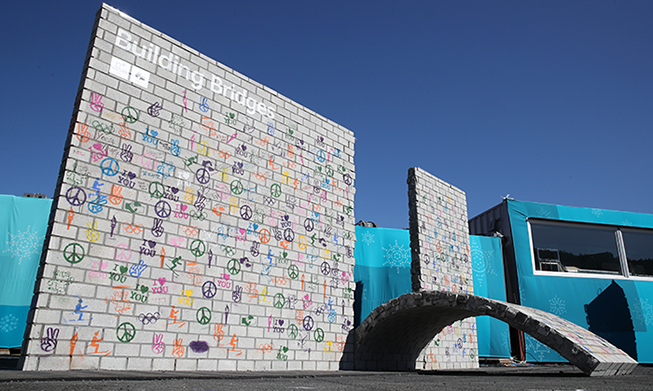 El monumento olímpico simboliza el espíritu de paz y tregua