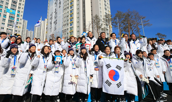 Entrada del equipo coreano a la Villa Olímpica