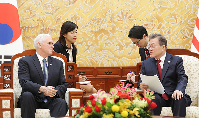 El presidente Moon recibe al vicepresidente estadounidense Mike Pence