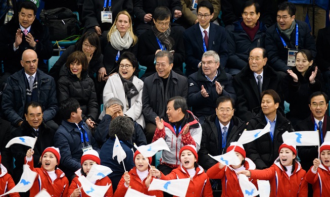 El presidente Moon y la delegación norcoreana animan al equipo femenino de hockey sobre hielo