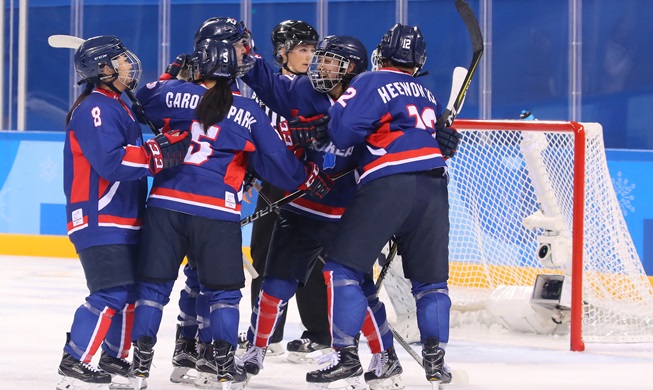 El equipo intercoreano de hockey sobre hielo marca el primer gol olímpico