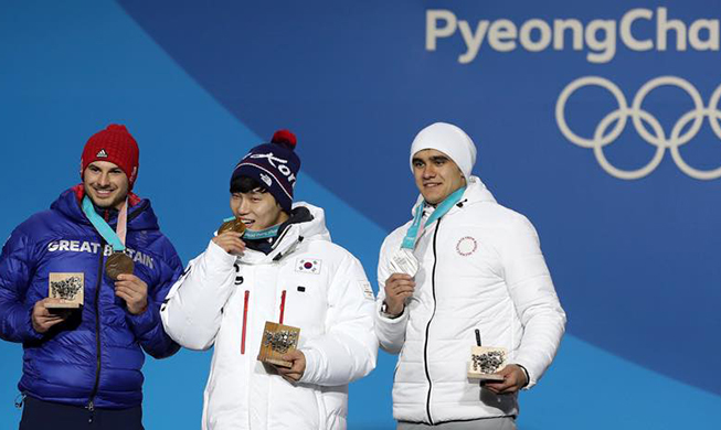 El presidente Moon felicita a Yun Sung-bin por su medalla de oro en skeleton