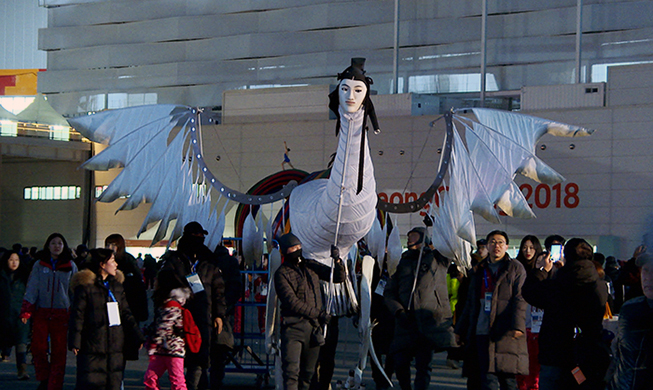 El pájaro con rostro humano y los drones atraen a la gente en la Plaza Olímpica