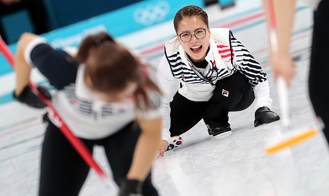 El “Equipo Kim” de curling femenino es clasificado para las semifinales