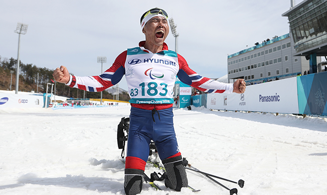 El esquiador Sin Eui Hyun gana la primera medalla de oro de la historia coreana en las paralimpiadas invernales