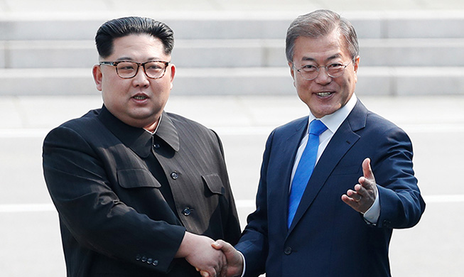 Se reúnen los presidentes Moon y Kim en Panmunjeom por primera vez en la historia