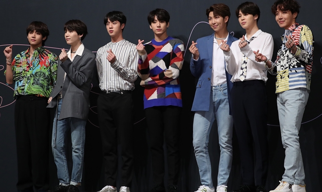 Presidente Moon felicita al grupo BTS por alcanzar el nro. 1 de la lista Billboard 200