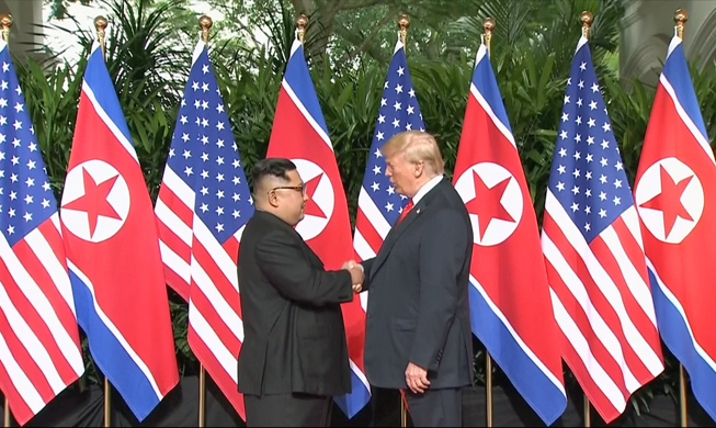 El primer encuentro histórico entre Trump y Kim Jung Un sube el telón de la cumbre EE.UU.-Corea del Norte