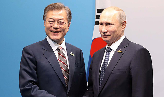 El presidente Moon sostiene una reunión cumbre con el presidente ruso